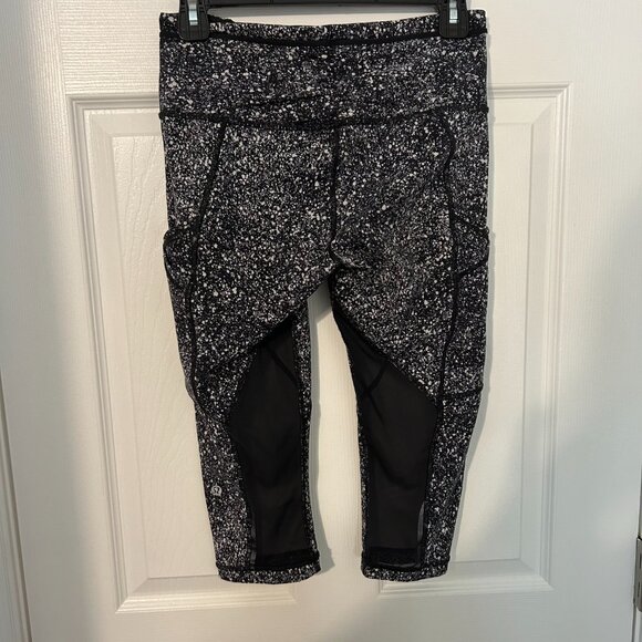 Lululemon Outrun 17"‎ Crop Tights, Speckled B&W 6 *flaw - Picture 4 of 8